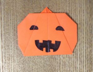 オレンジの折り紙で作ったかぼちゃ