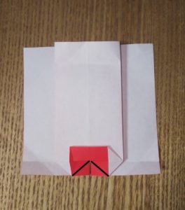 半分に切って折られた赤い１枚の折り紙