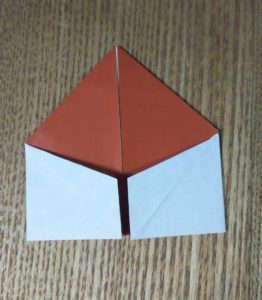 折られた一枚の茶色の折り紙