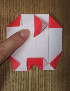 半分に切り、折られた１枚の赤い折り紙