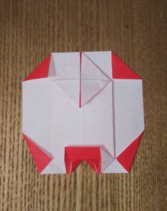 半分に切り、折られた１枚の赤い折り紙