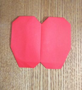 赤い折り紙で作ったリンゴ