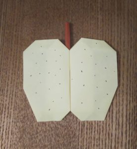 クリーム色の折り紙で作った梨