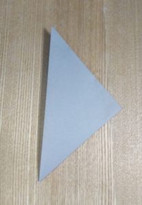 折られた灰色の折り紙