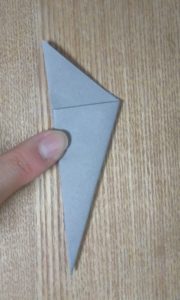 折られた灰色の折り紙