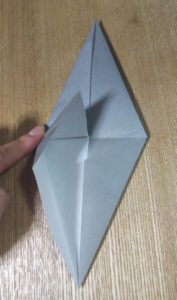 折った一枚の灰色の折り紙