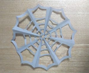 灰色の折り紙で作ったクモの巣