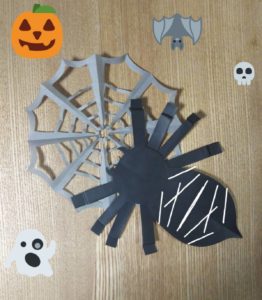 折り紙で作ったクモとクモの巣