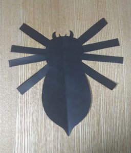黒い折り紙で作ったクモ