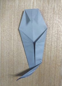 折った一枚の灰色の折り紙