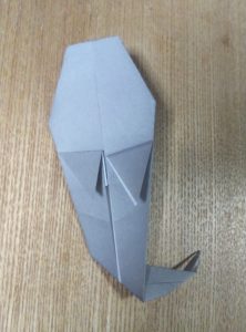灰色の折り紙で作ったオバケ