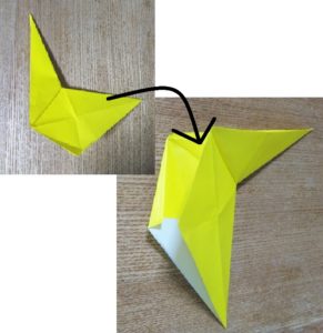 折った2枚の黄色い折り紙