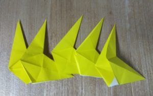折った5枚の黄色い折り紙