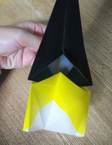 折った1枚の黄色い折り紙と黒い折り紙