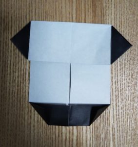 黒い折り紙で作った牛の顔