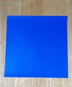 一枚の青い折り紙