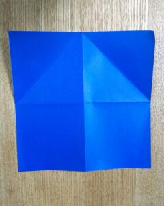 一枚の青い折り紙