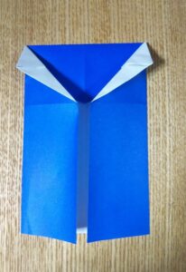 一枚の折った青い折り紙