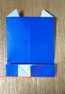 一枚の折った青い折り紙