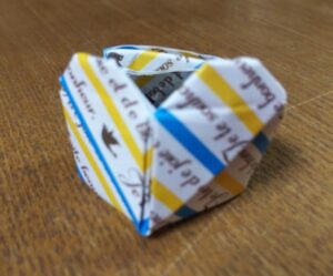 折り紙で作ったハートの指輪