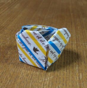 折り紙で作ったハートの指輪