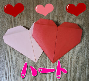 ピンクと赤の折り紙で作った二つのハート
