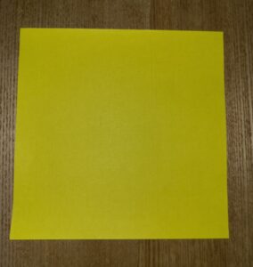一枚の黄色い折り紙