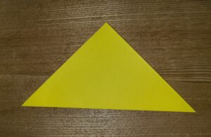 折られた一枚の黄色い折り紙