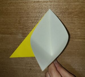 折られた一枚の黄色い折り紙