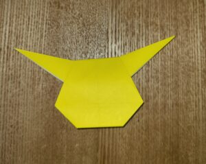 黄色い一枚の折り紙で作ったピカチュウ