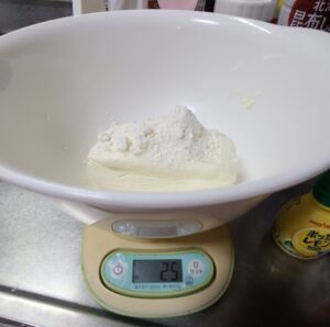 常温のクリームチーズに砂糖と小麦粉の入った白いボウル