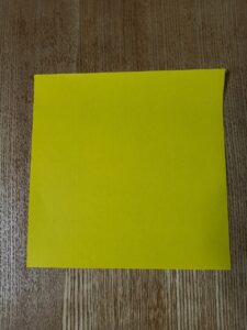 一枚の黄色い折り紙