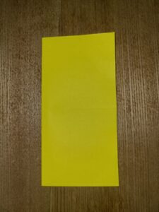 半分に折った黄色い折り紙