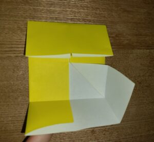 折った一枚の黄色い折り紙