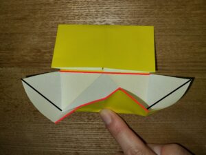 折った一枚の黄色い折り紙