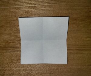 1/4に切って折られた茶色の折り紙