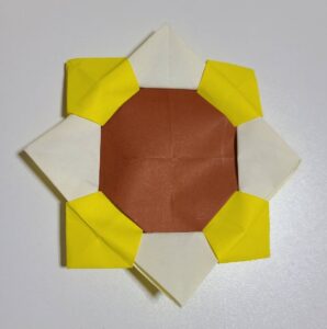 黄色と茶色い折り紙で作ったひまわり