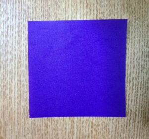 紫色の一枚の折り紙